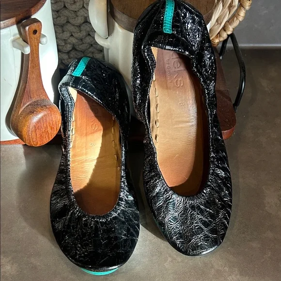 Tieks Stylish Black Patent Leather Ballet Flats Sz 6 - Picture 1 of 4